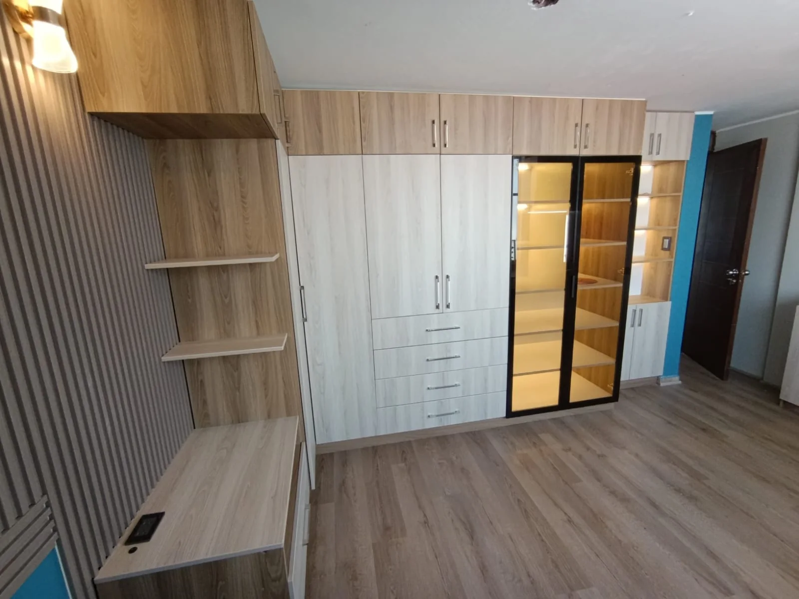 Dormitorio con closet empotrado a medida