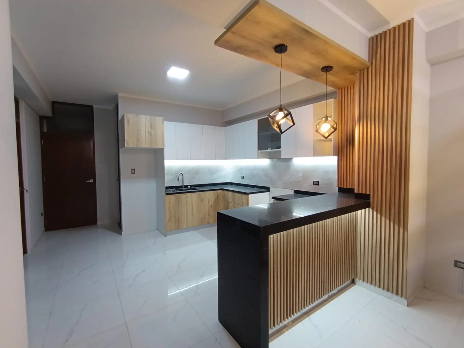 Cocina moderna con isla y muebles de madera