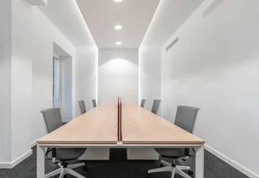 Sala de reuniones con iluminación interior blanca