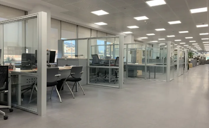 Oficina corporativa con divisiones de vidrio
