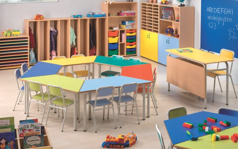 Aula infantil equipada con mesas y mobiliario